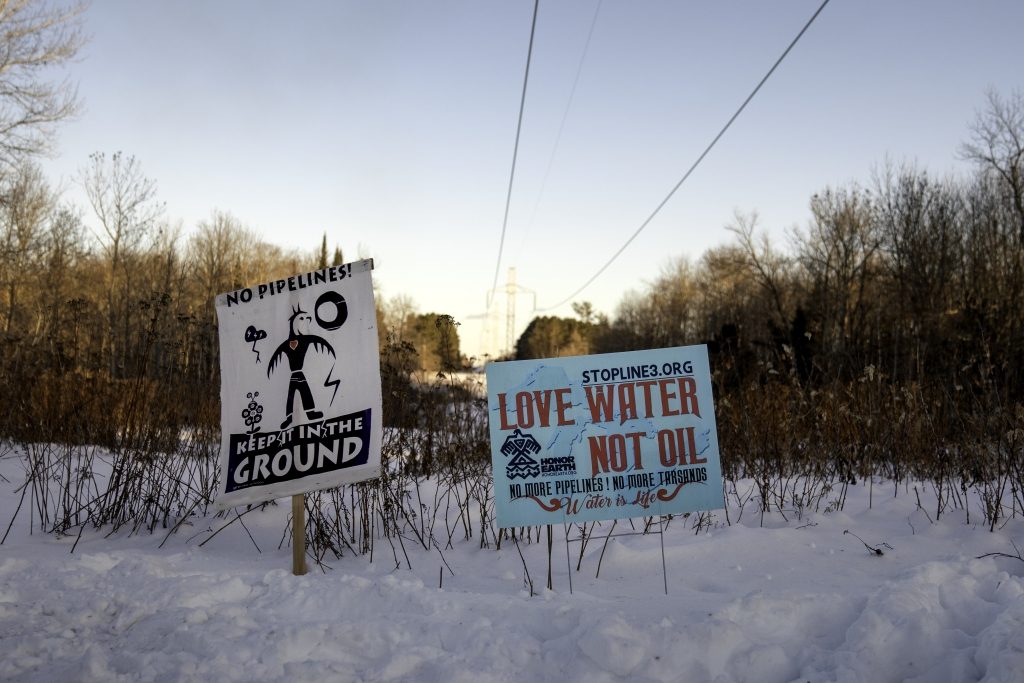 No_Pipelines_and_Love_Water_Not_Oil_signs_along_The_Great_River_Road_in_Aitkin_County,_Minnesota