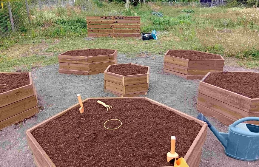 Bacs du Jardin sensoriel réalisés par les jeunes de Concordia aux Vergnes