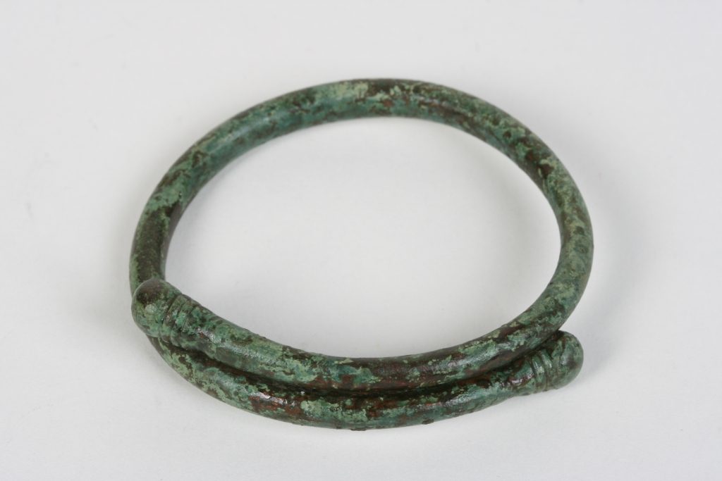 Bracelet à extrémités bouletées, Corent, 150-100 avant notre ère, CD63 (c) Alain Maillot