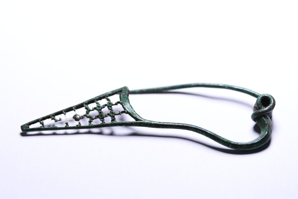 Fibule à pied fenestré, bronze et électrum, Corent, 50-30 avant notre ère, CD63 (c) Yvon Lécuyer