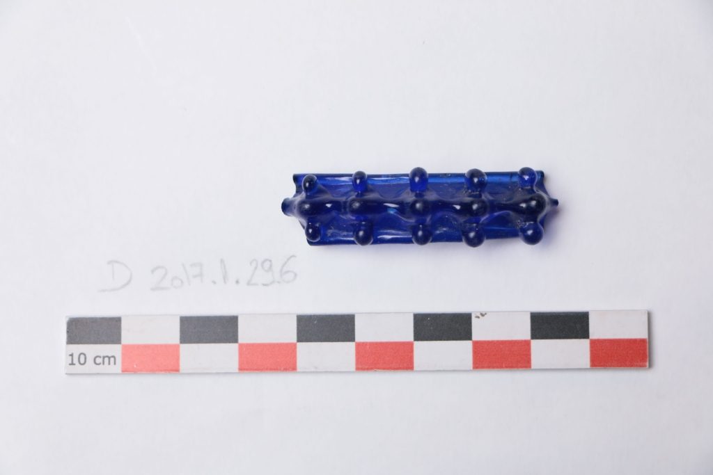 Fragment de bracelet à bourgeons en verre, Le Pâtural, 250-200 avant notre ère, SRA AURA (c) Musée Bargoin