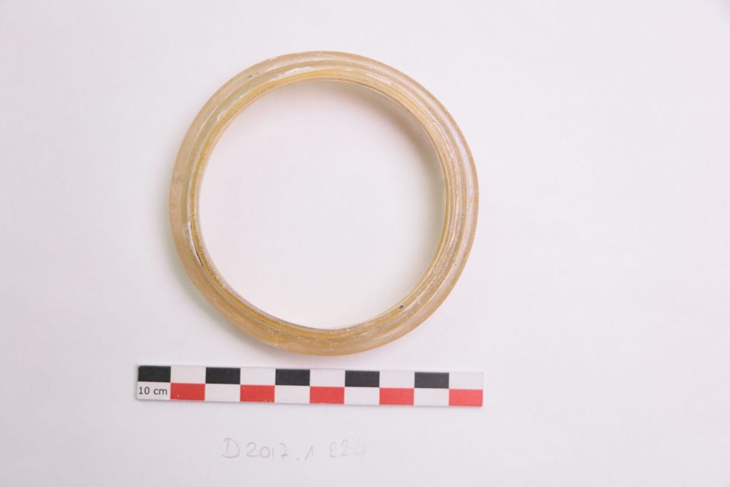 Fragment de bracelet en verre à feuille jaune interne, Gandaillat, vers 200-160 avant notre ère, SRA AURA (c) Musée Bargoin