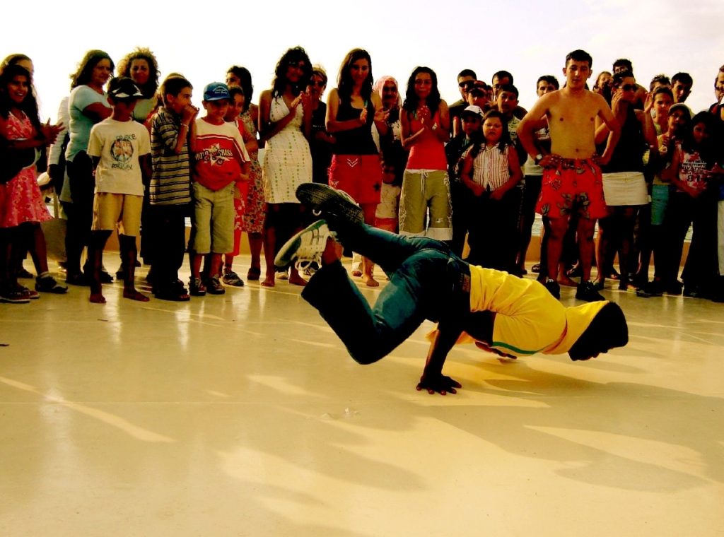 Un b-boy, lors d'une performance en Turquie. - source wikipedia