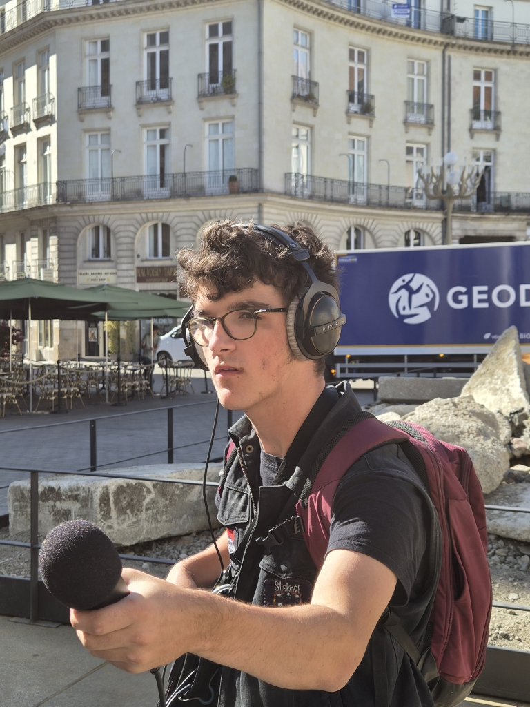 Estéban en train de faire un micro trottoir