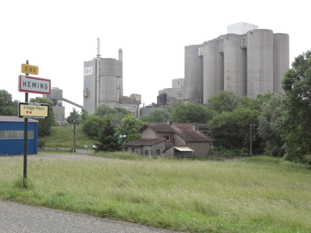 Héming_(Moselle)_complexe_industriel_EQIOM,_panneau_d’entrée_du_bourg(1)